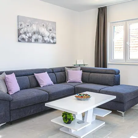Nikol Apartment *